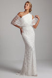 Robe de la mère de la mariée en sirène blanche perlée et scintillante d’une épaule
