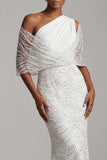 Robe de la mère de la mariée en sirène blanche perlée et scintillante d’une épaule