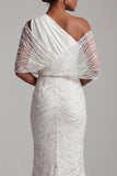 Robe de la mère de la mariée en sirène blanche perlée et scintillante d’une épaule