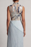 Robe longue de la mère de la mariée en chiffon bleu poussiéreux à col montant et plissé