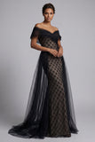 Robe longue de la mère de la mariée en sirène à carreaux noirs avec cape