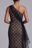 Robe noire à carreaux longue sirène à une épaule avec volants
