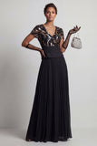 Robe mère de la mariée en chiffon noir scintillant plissée à longues lignes avec manches
