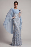 Robe longue de la mère de la mariée en sirène bleu ciel perlée avec cape