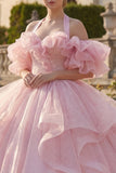 Robe de bal à col nu et blush à volants avec manches bouffantes