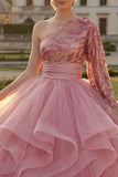 Robe de bal rose à une épaule avec volants et sequins et manche longue