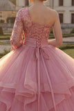 Robe de bal rose à une épaule avec volants et sequins et manche longue