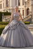 Robe de bal gris clair à une épaule, robe de quinceañera plissée appliquée