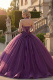 Robe de bal à col nu violet foncé à col nu perlé et volants
