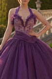 Robe de bal à col nu violet foncé à col nu perlé et volants
