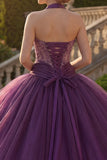 Robe de bal à col nu violet foncé à col nu perlé et volants
