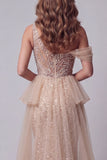 Robe de concours en sirène en paillettes champagne à une épaule avec une cape