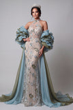 Robe longue de concours longue à fleurs perlées et scintillante au champagne avec une cape
