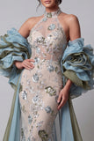 Robe longue de concours longue à fleurs perlées et scintillante au champagne avec une cape