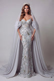 Robe de concours scintillante à longues bretelles fines perlées d’argent avec une sirène à longues bretelles fines