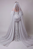 Robe de concours scintillante à longues bretelles fines perlées d’argent avec une sirène à longues bretelles fines