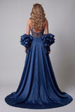 Robe de concours de sirène à volants bleu marine scintillante avec longues perles et cape