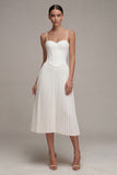 Robe de remise de diplôme à bretelles fines blanches plissées Une robe de remise de diplôme corset midi