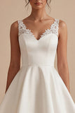Robe de remise de diplôme blanche courte à col en V avec ligne A et en dentelle