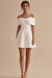 Robe de remise de diplôme courte en satin blanche à épaules décollées avec un nœud