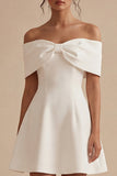 Robe de remise de diplôme courte en satin blanche à épaules décollées avec un nœud