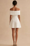 Robe de remise de diplôme courte en satin blanche à épaules décollées avec un nœud