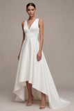 Une robe de fiançailles blanche haute et basse à col en V en ligne