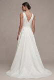 Une robe de fiançailles blanche haute et basse à col en V en ligne