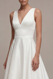 Une robe de fiançailles blanche haute et basse à col en V en ligne