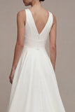Une robe de fiançailles blanche haute et basse à col en V en ligne