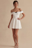 Robe de remise de diplôme blanche short à lignes A avec nœud