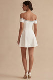 Robe de remise de diplôme blanche short à lignes A avec nœud
