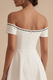 Robe de remise de diplôme blanche short à lignes A avec nœud