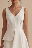 Robe courte blanche à col en V