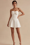 Robe de remise de diplôme courte blanche A Line Strapless avec nœud