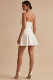 Robe de remise de diplôme courte blanche A Line Strapless avec nœud