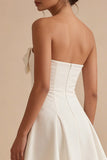 Robe de remise de diplôme courte blanche A Line Strapless avec nœud