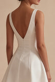 Robe de remise de diplôme courte blanche à col en V