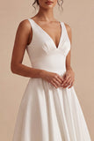 Robe de fiançailles blanche à col en V à ligne A