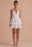 Robe mini blanche à volants à niveaux à dos nus avec nœud
