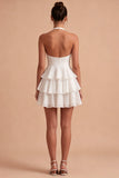 Robe mini blanche à volants à niveaux à dos nus avec nœud