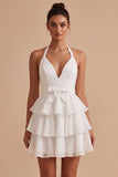 Robe mini blanche à volants à niveaux à dos nus avec nœud