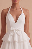 Robe mini blanche à volants à niveaux à dos nus avec nœud