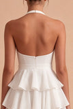Robe mini blanche à volants à niveaux à dos nus avec nœud