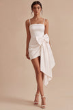 Mini robe blanche bodycon à bretelles fines avec nœud
