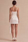 Mini robe blanche bodycon à bretelles fines avec nœud