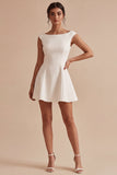 Une robe blanche à col bateau A