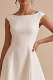 Une robe blanche à col bateau A