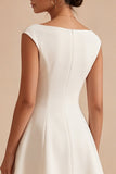 Une robe blanche à col bateau A