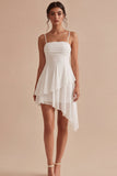 Mini-robe blanche à bretelles fines froncées à volants A Line